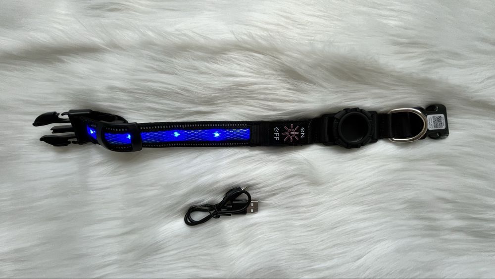 Niebieska obroża LED, rozmiar S, AirTag holder. Kod QR