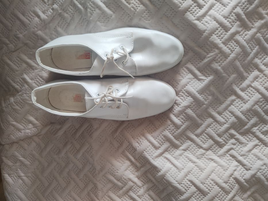 Buty komunijne 34 pantofle białe eleganckie -skora