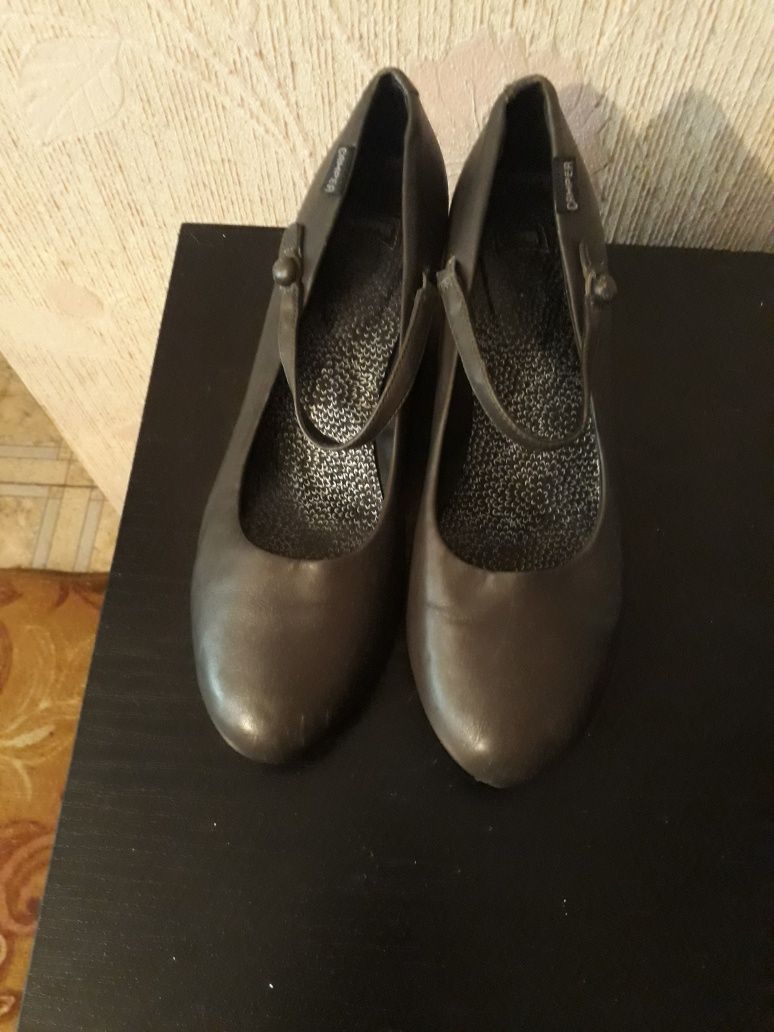 Туфли кожаные,серого цвета,39 размера,небольшой каблук,нестерающая под