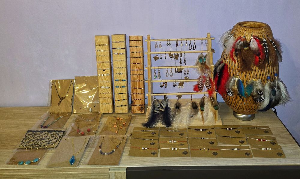 Kolekcja biżuterii z kamieni naturalnych i piór