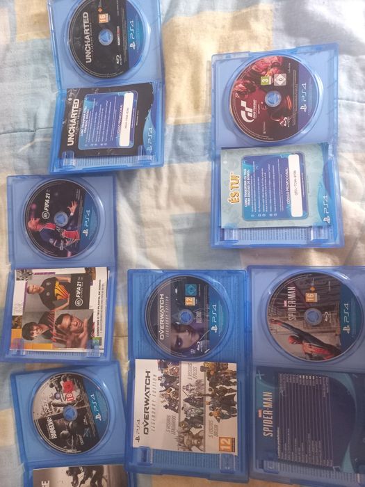 PS4 1TB sem comando e com jogos