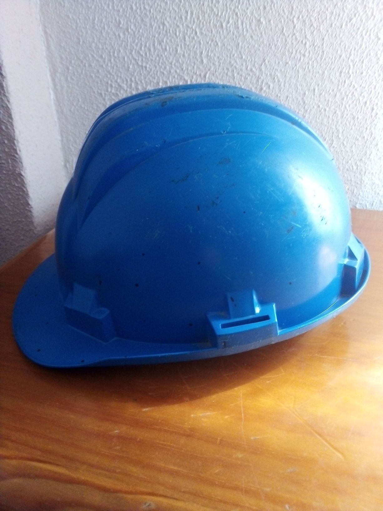 Capacete de proteção usado na construção do Dragão