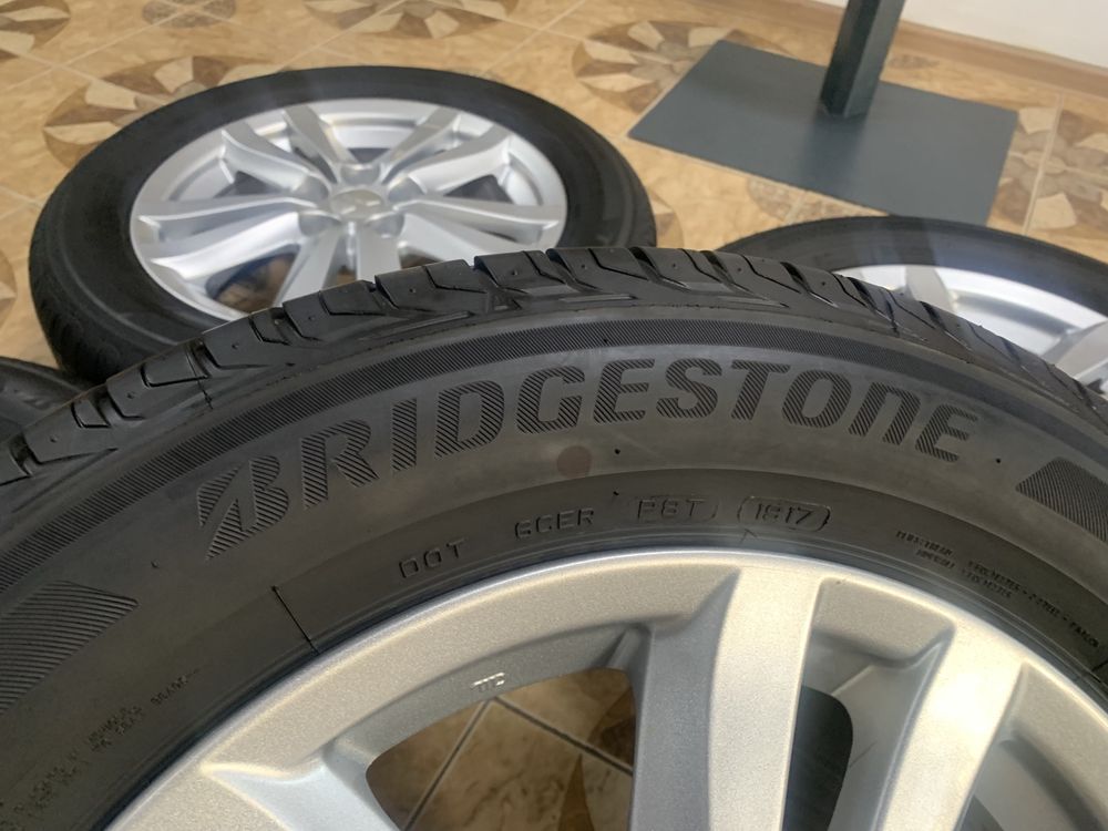 Диски R17 5/114.3 ET46 з шинами 215/60/17 Bridgestone