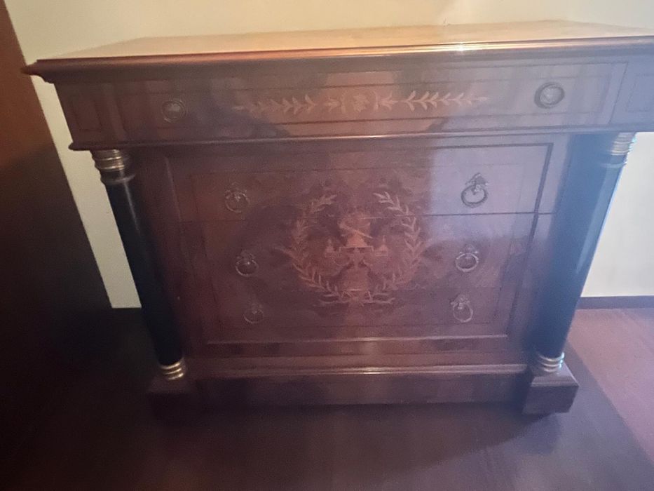 Cómoda antiga em madeira maciça em excelente estado