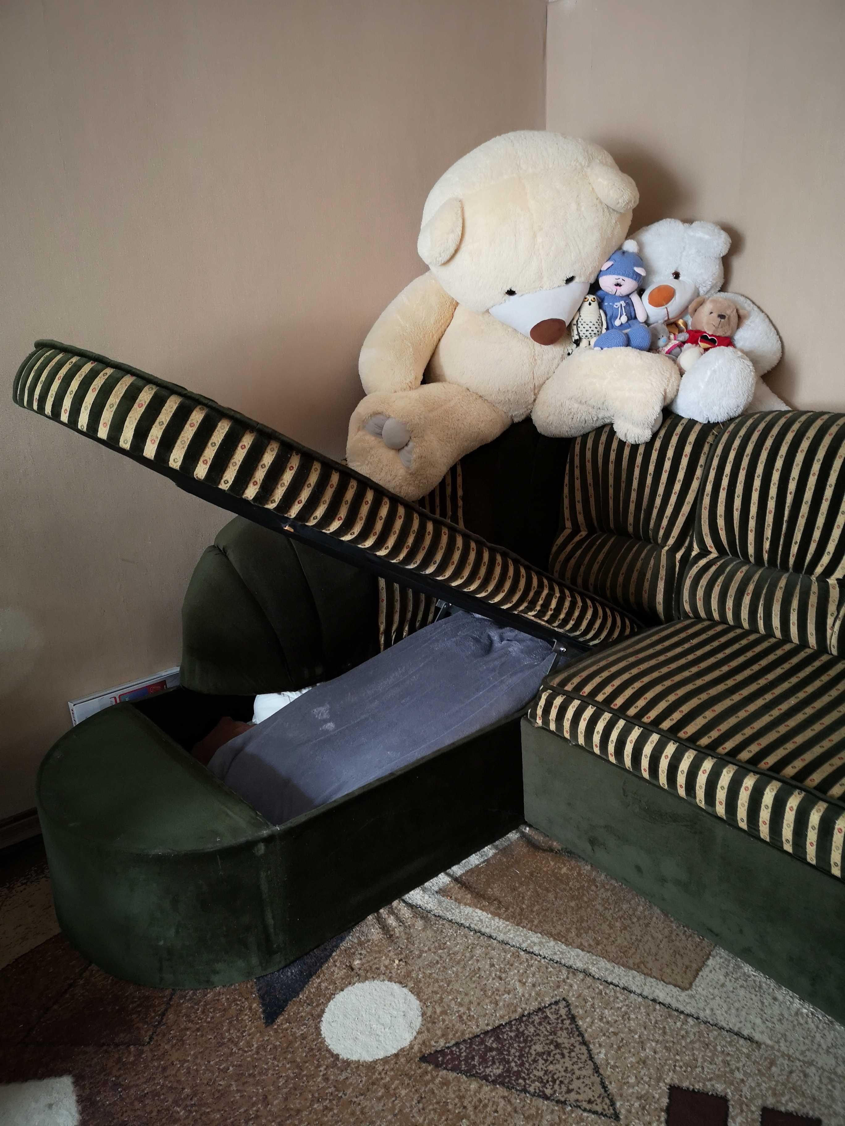 Затишний диван шукає новий дім