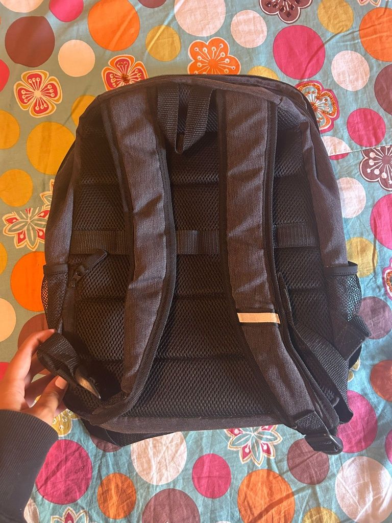 Mochila de computador HP preta.