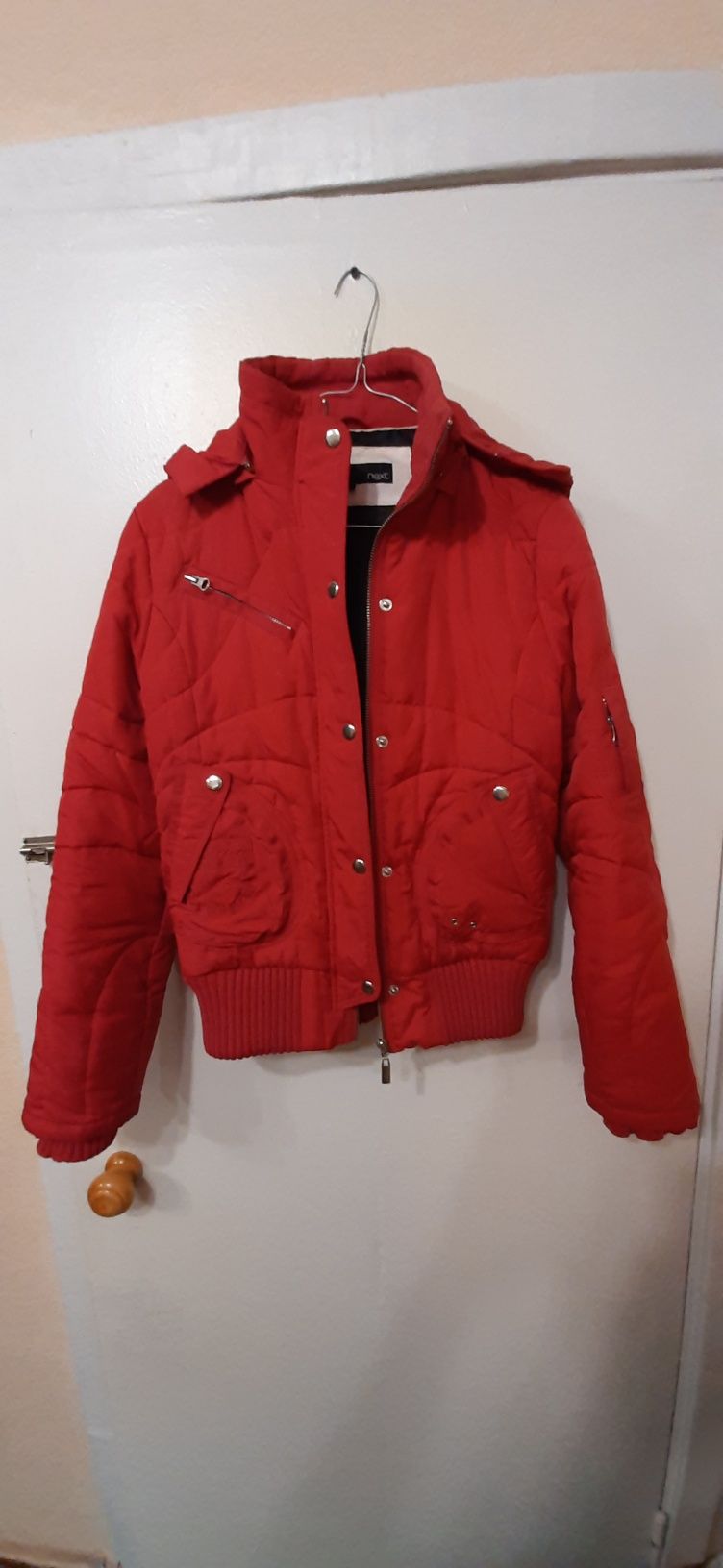 Женская красная куртка