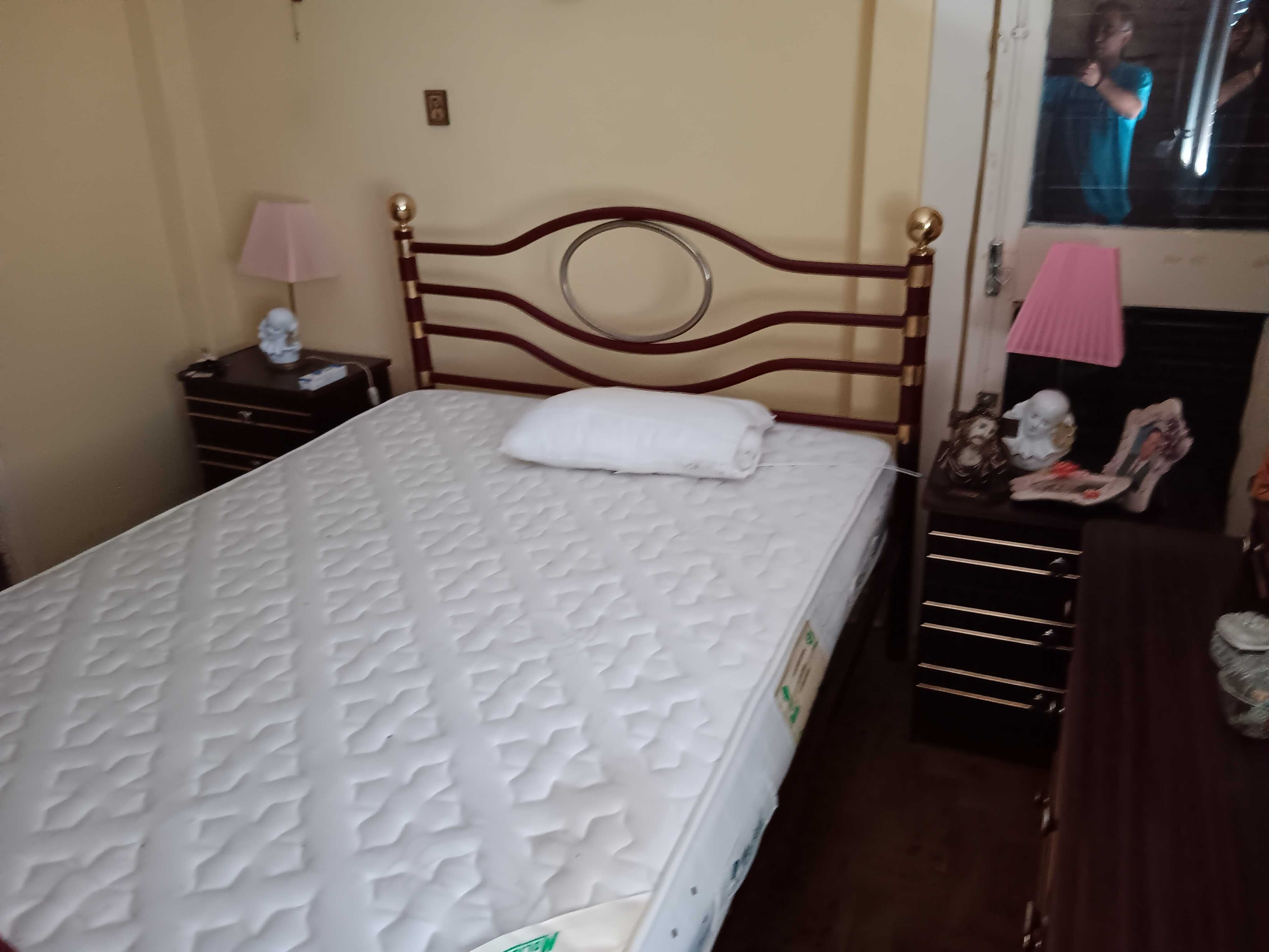 Mobília de quarto em bom estado que inclui cama e colchão