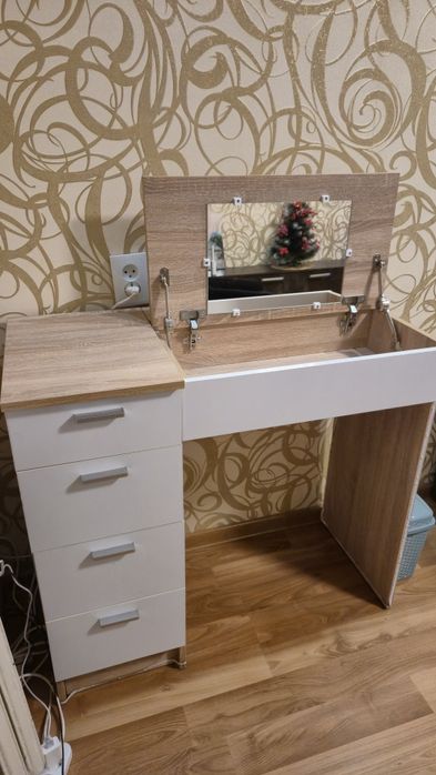 Стіл для навчання, роботи, для макіяжу