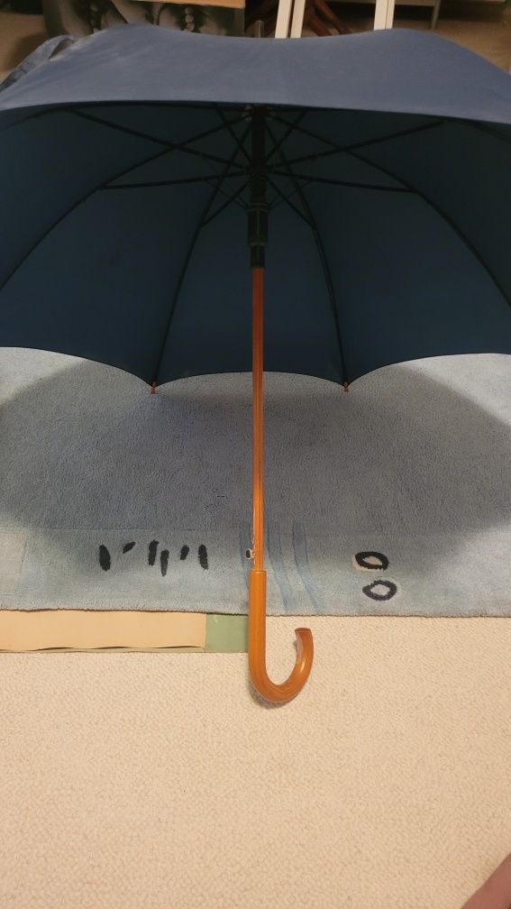 Duzy parasol z logo Mercedens  Benz