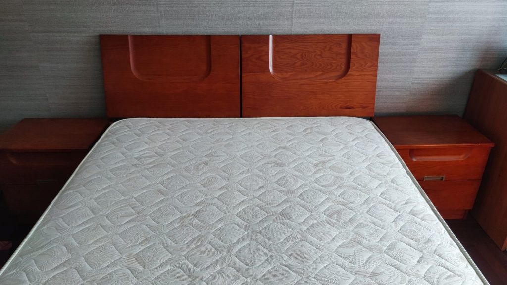 Cama de solteiro, com colchão, 2 mesa de cabeceira e móvel camiseiro