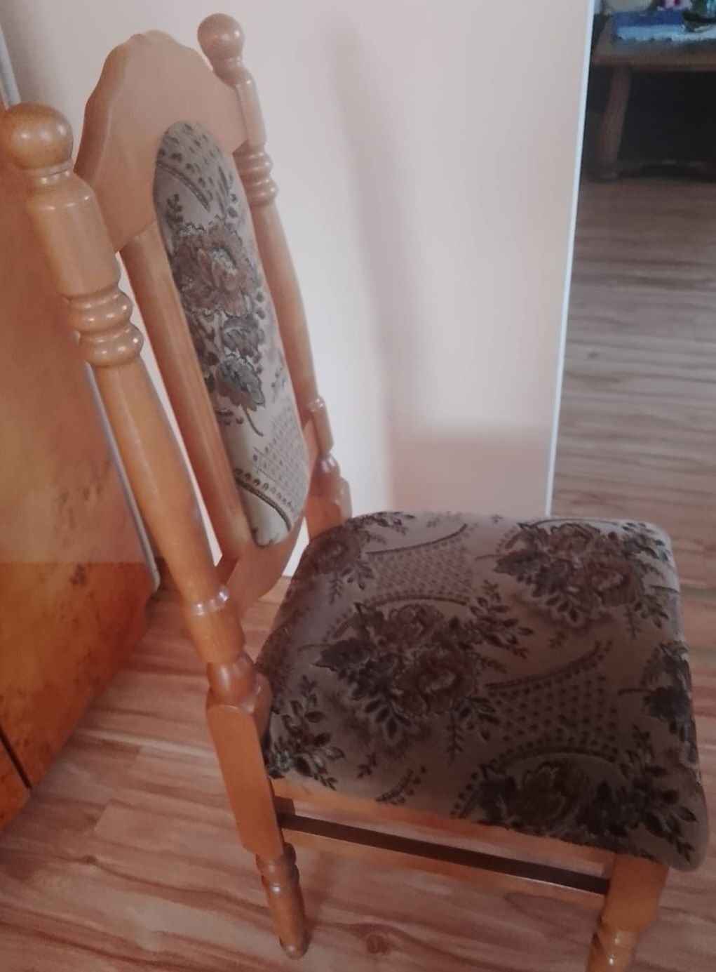 Solidny stół drewniany.