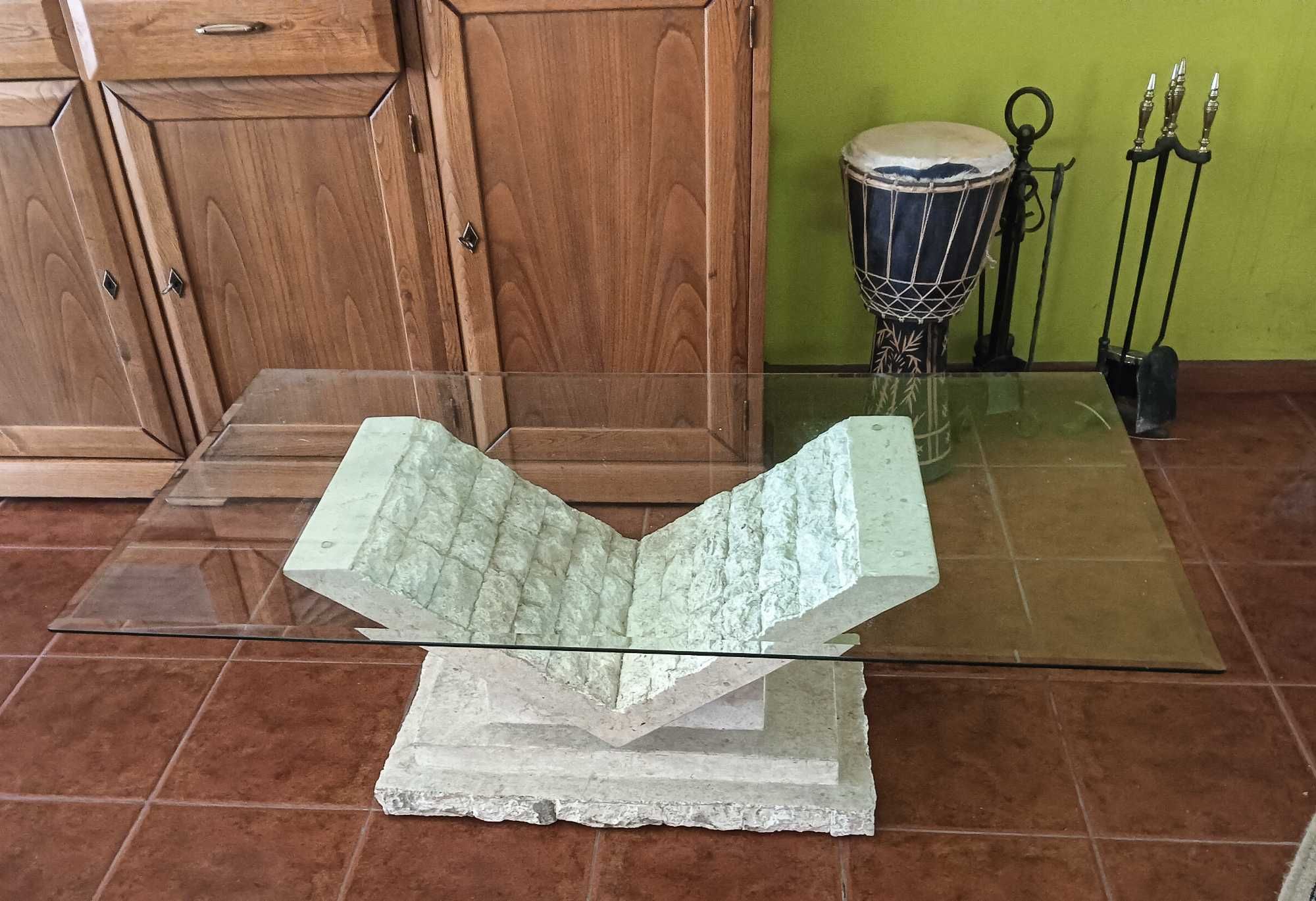 Mesa em pedra com vidro