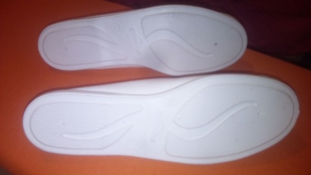 Sapatilhas brancas novas, número 43 Domyos