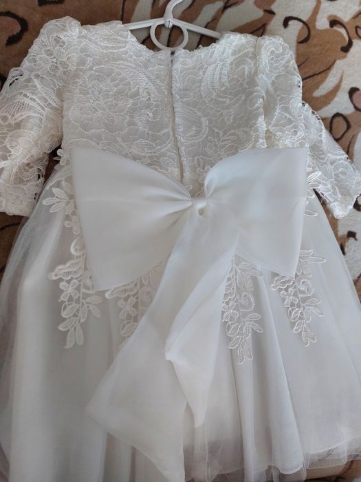 Продам нарядные платья на девочку на 1-1,5 г