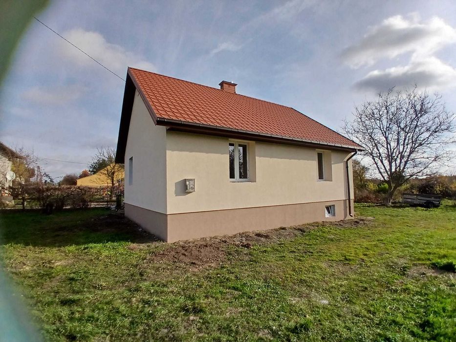 Przytulny domek w Piekoszowie. Nowy: dach, elewacja, tynki, instalacje