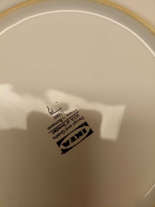 conjunto de louça branca IKEA, com 62 peças, 60 cêntimos por peça