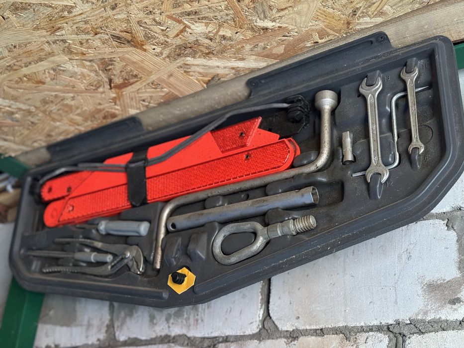 BMW - оригинальный набор инструмента