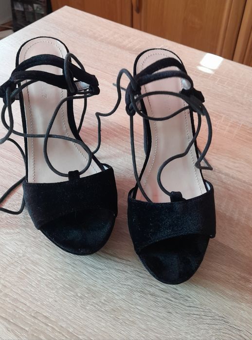 Sandały na słupku, wiązane PRIMAVERA