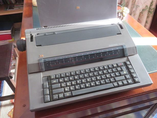 Máquina de escrever eléctrica TA Gabriele 9009