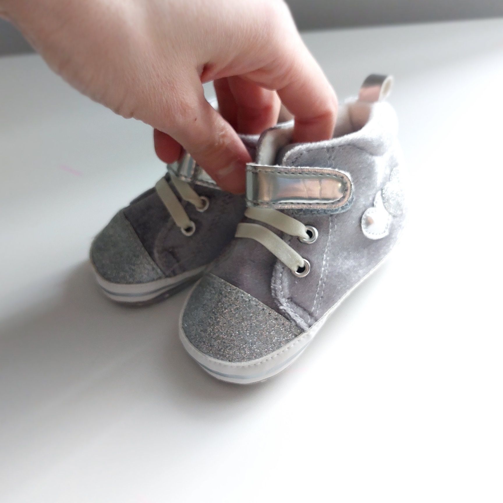 Nowe buciki 21 niemowlęce niechodki srebrne