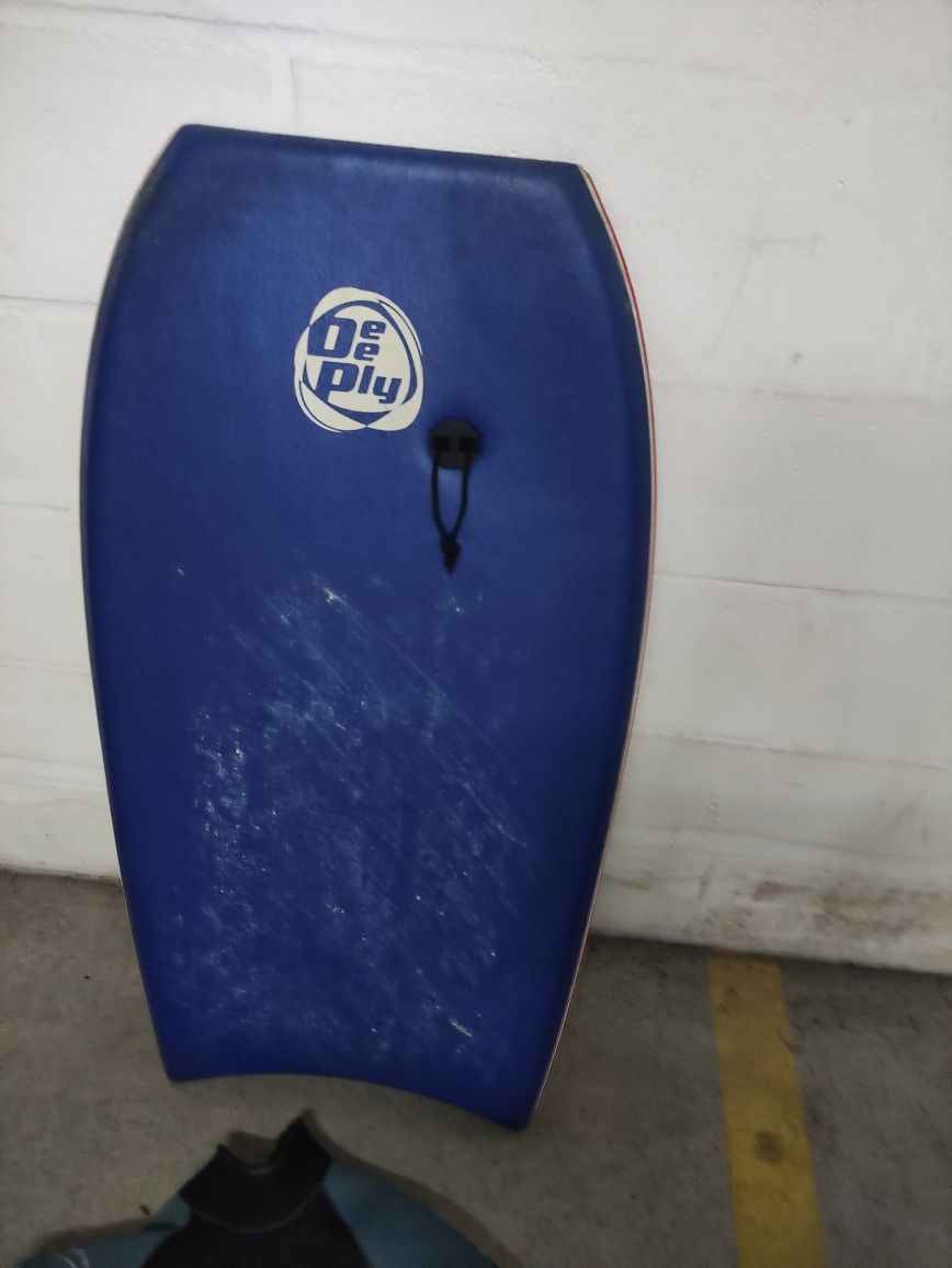 Conjunto Bodyboard com prancha, fato, pés de pato, meias e cordinha