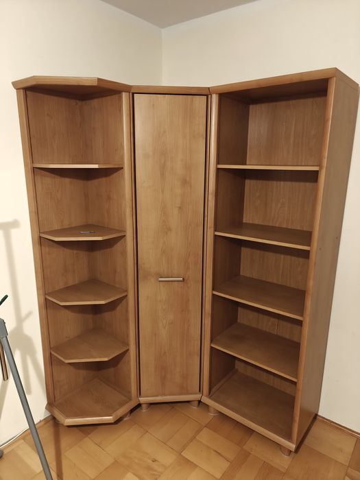 Szafa narozna z polkami