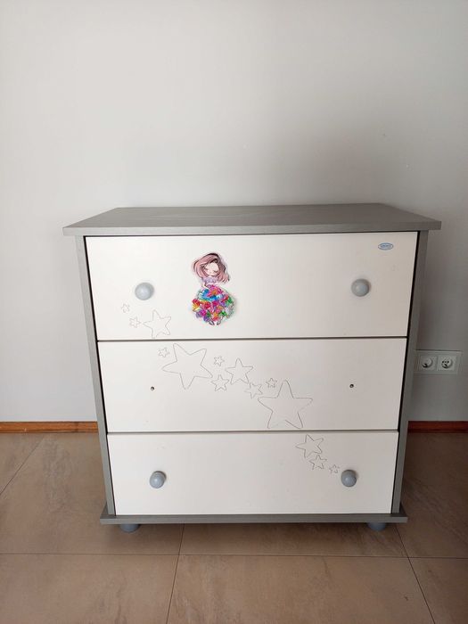 Komoda dziecięca : wys 85 cm/ szer 80cm/ głęb 46 cm. Stan dobry