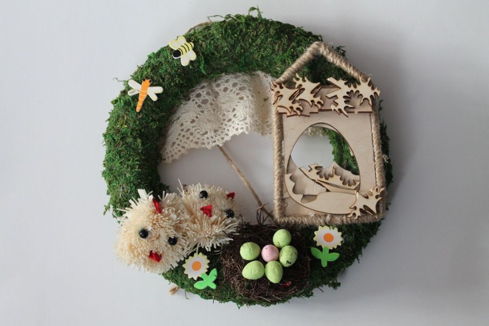 wianki pokryte mchem jako półprodukt do tworzenia dekoracji