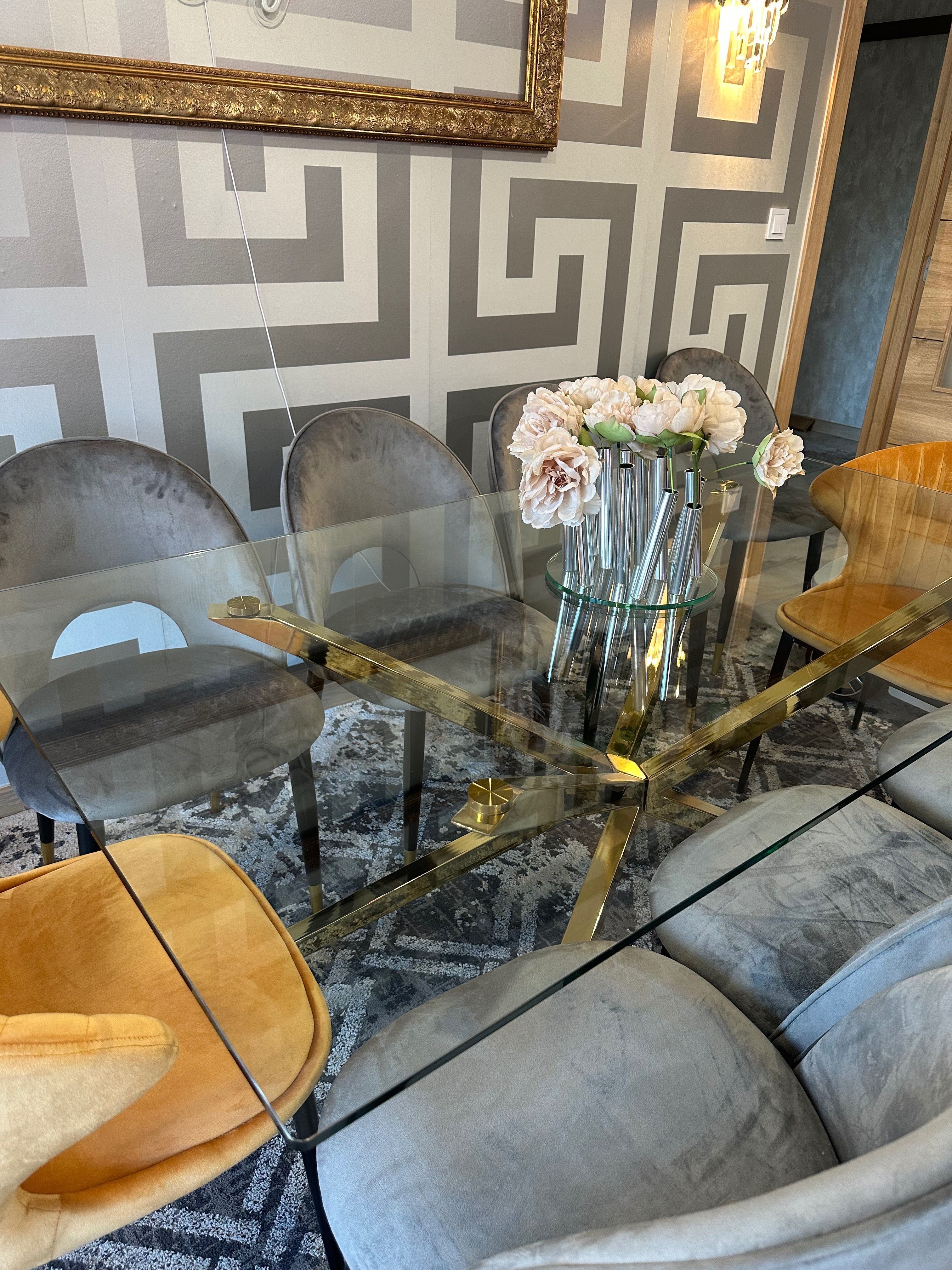 Mesa de vidro e pés em dourado