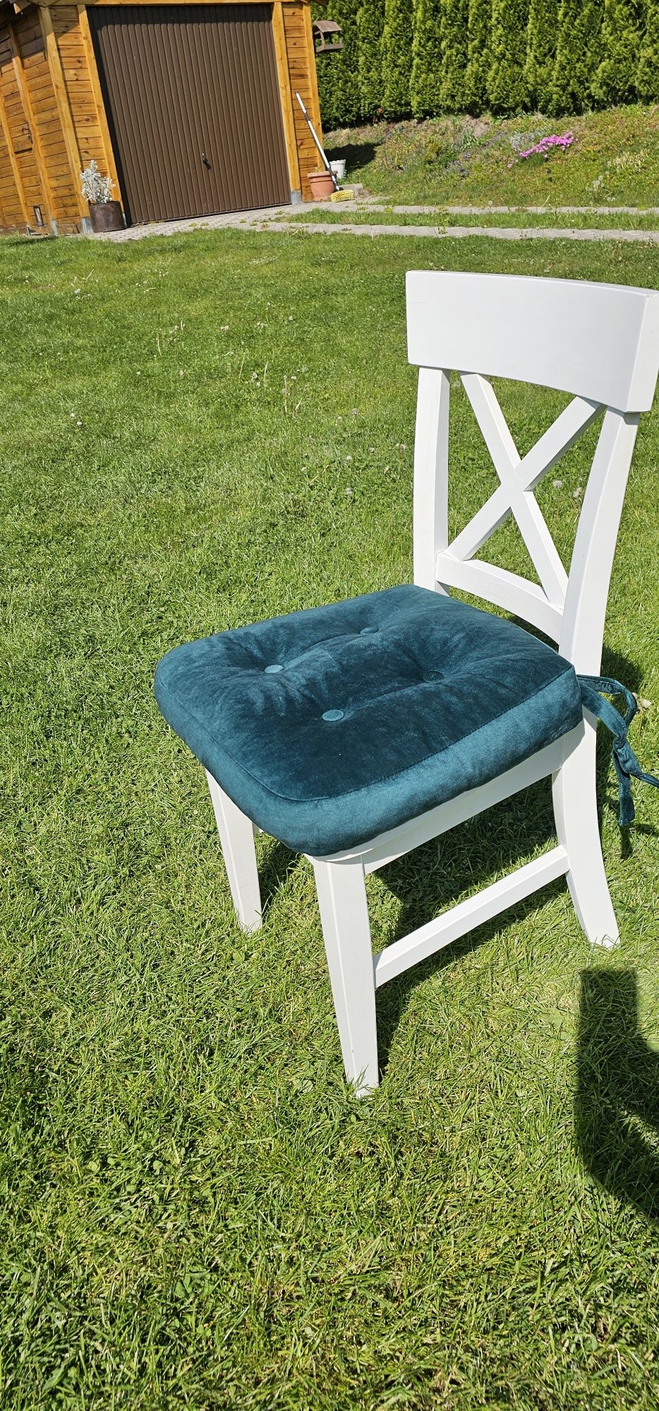 Poduszki na krzesła w kolorze zieleni.
