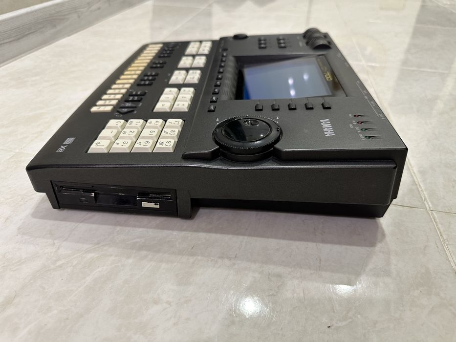 Музыкальный секвенсор Yamaha QY700