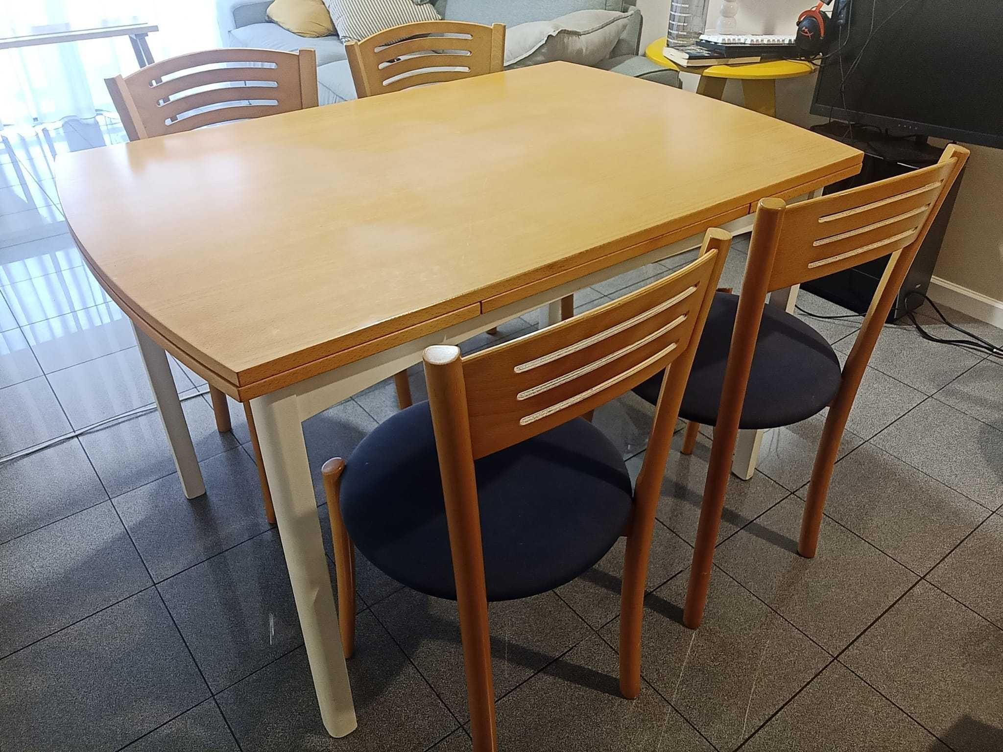 Mesa Extensível + 4 Cadeiras