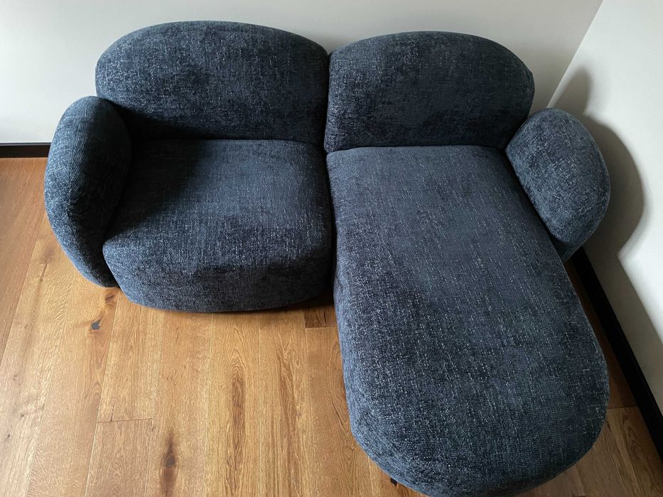 Granatowa sofa marki Micadoni