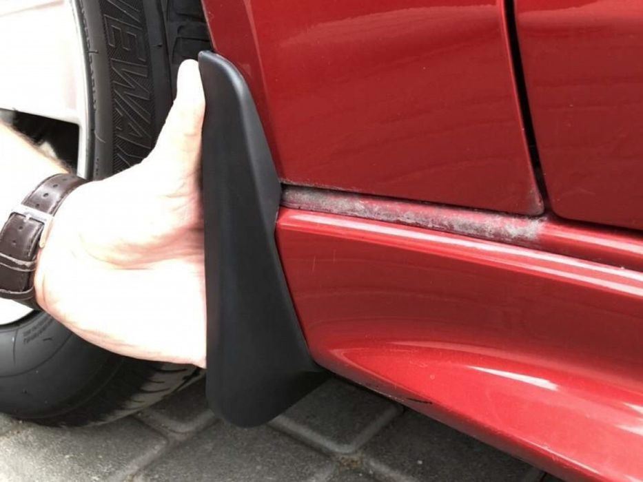 Бризковики Mitsubishi Lancer X під поріг до рейсталінгу