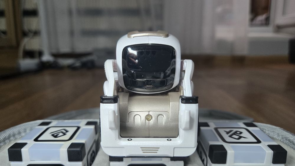 Робот Cozmo от Anki + кейс