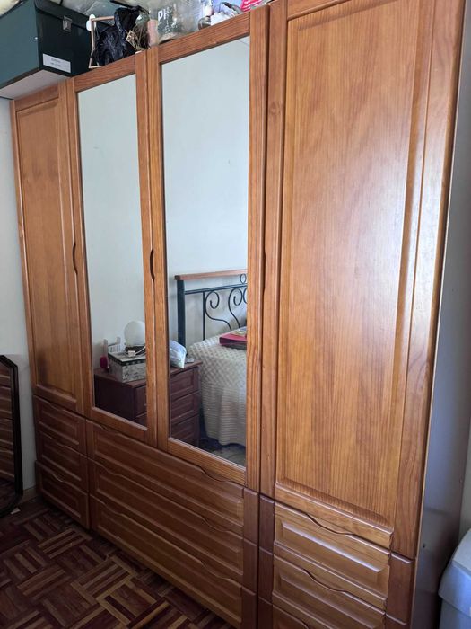 Roupeiro de 4 portas e 9 gavetas em MDF