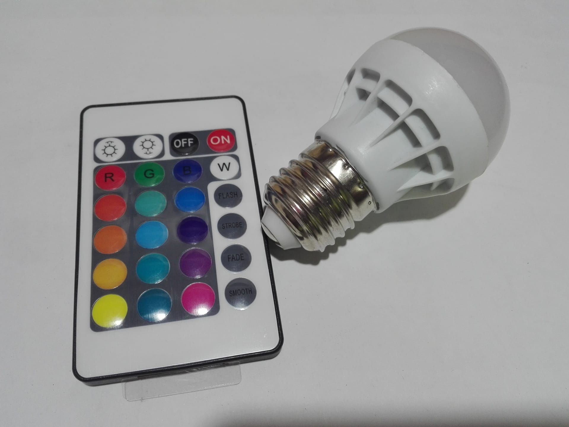 Lampada E27 led inteligente rgb varias cores com comando remoto