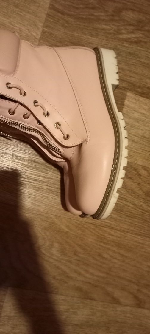 Рожеві круті чобітки 39 р, фото не передає колір, вони яскраві