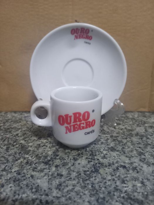 Chavena   cafés. Ouro. Negro