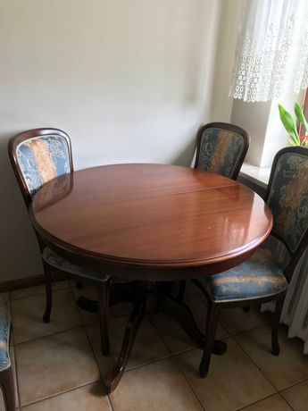 Drewniany zabytkowy stół z krzesłami
