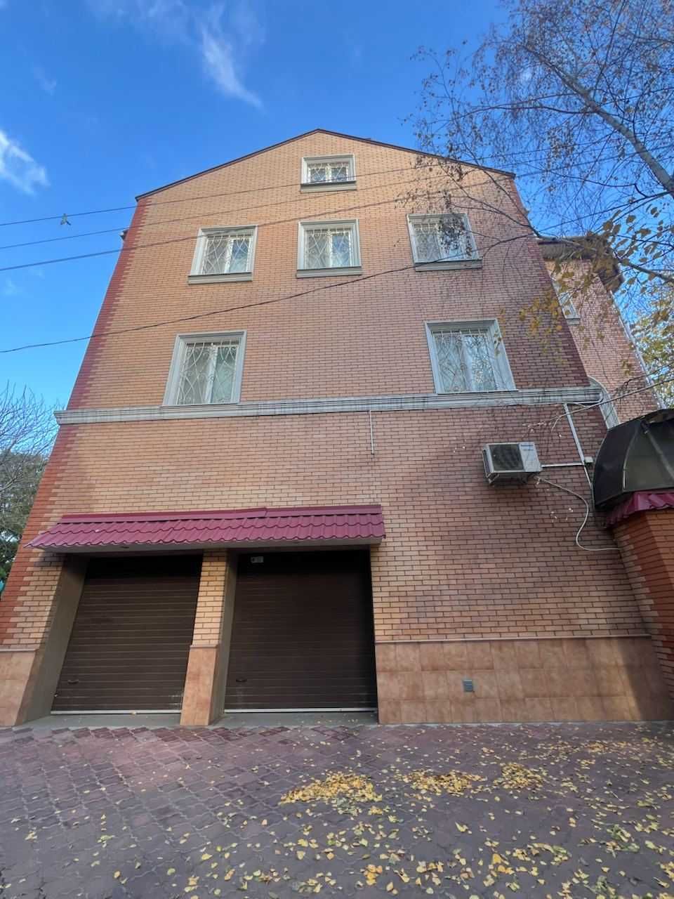 ТрёхЭтажный дом на Каманина Аркадия 900м.кв. участок 10 соток