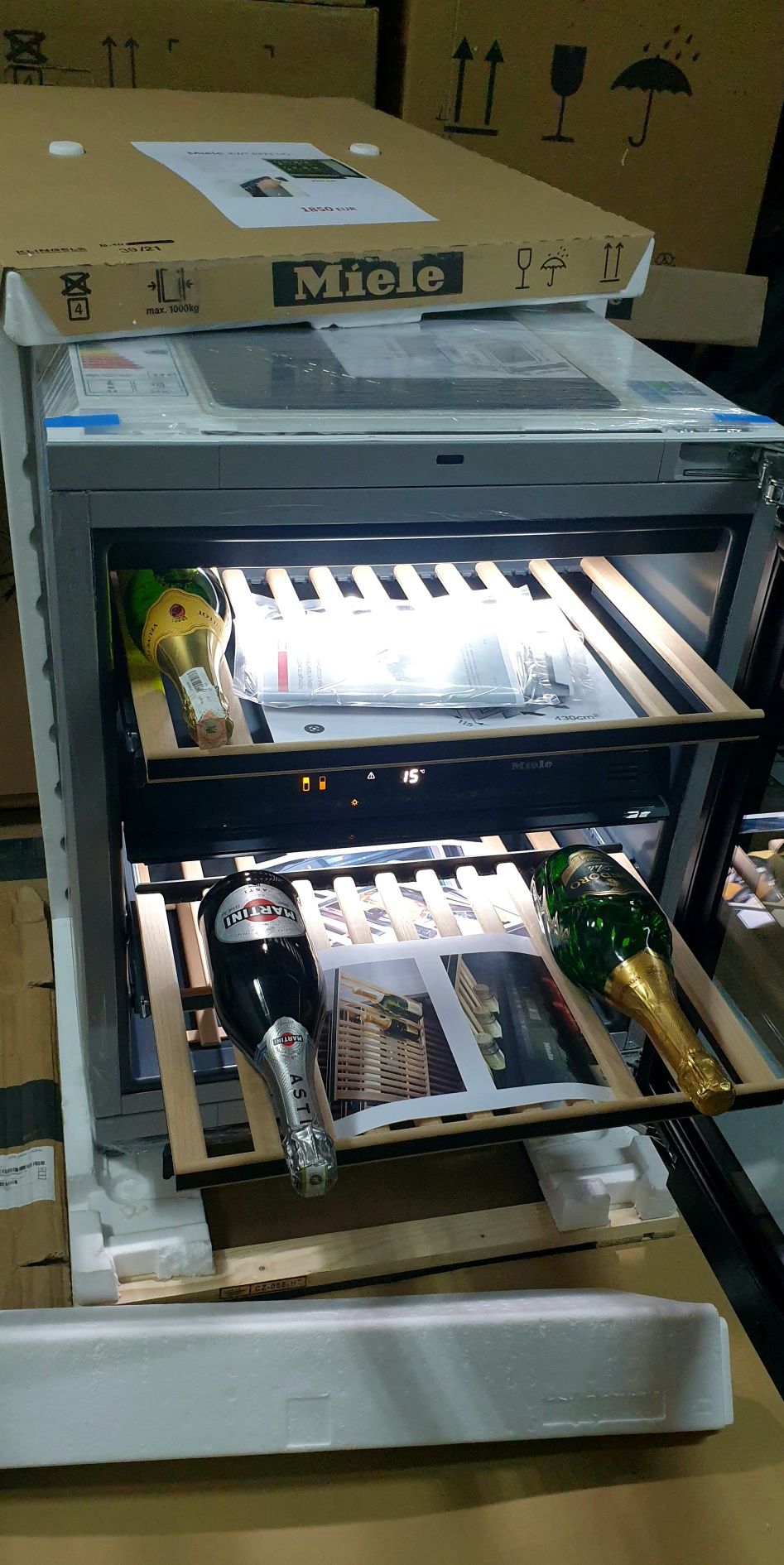 Винный шкаф Miele KWT 6322 UG  встраиваемый под столешницей ( 1750€ )