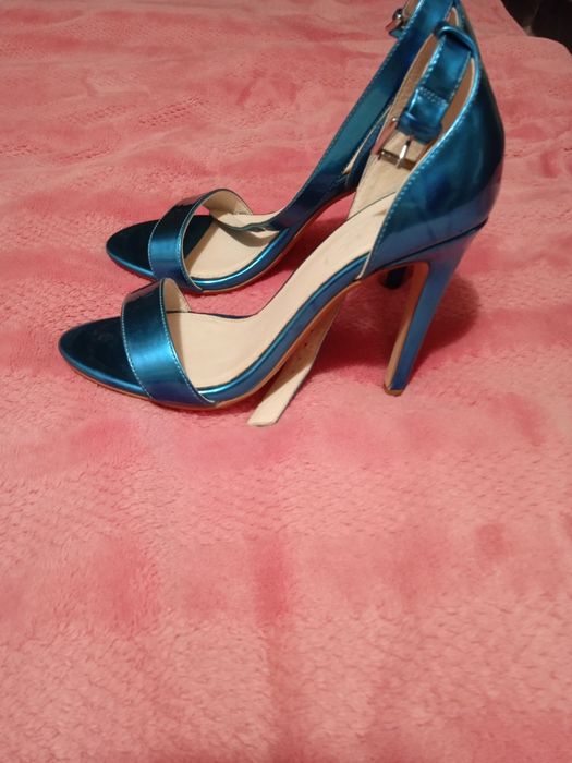 Босоножки женские на шпильке.38 размер,новые.