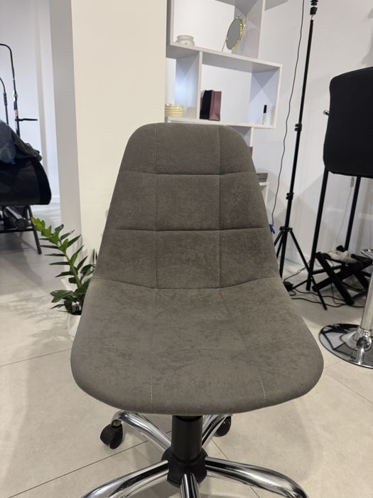 Крісло офісне сіре