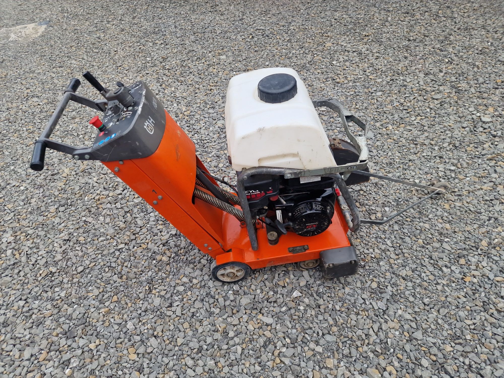 Husqvarna FS 413  silnik Honda  2021 r piła do ciecia betonu asfaltu.
