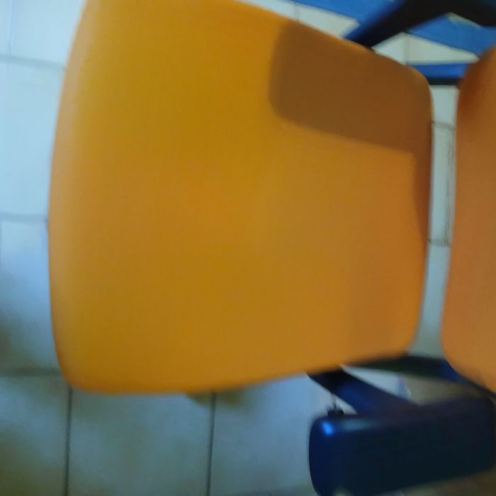 Fotel obrotowy uszkodzony