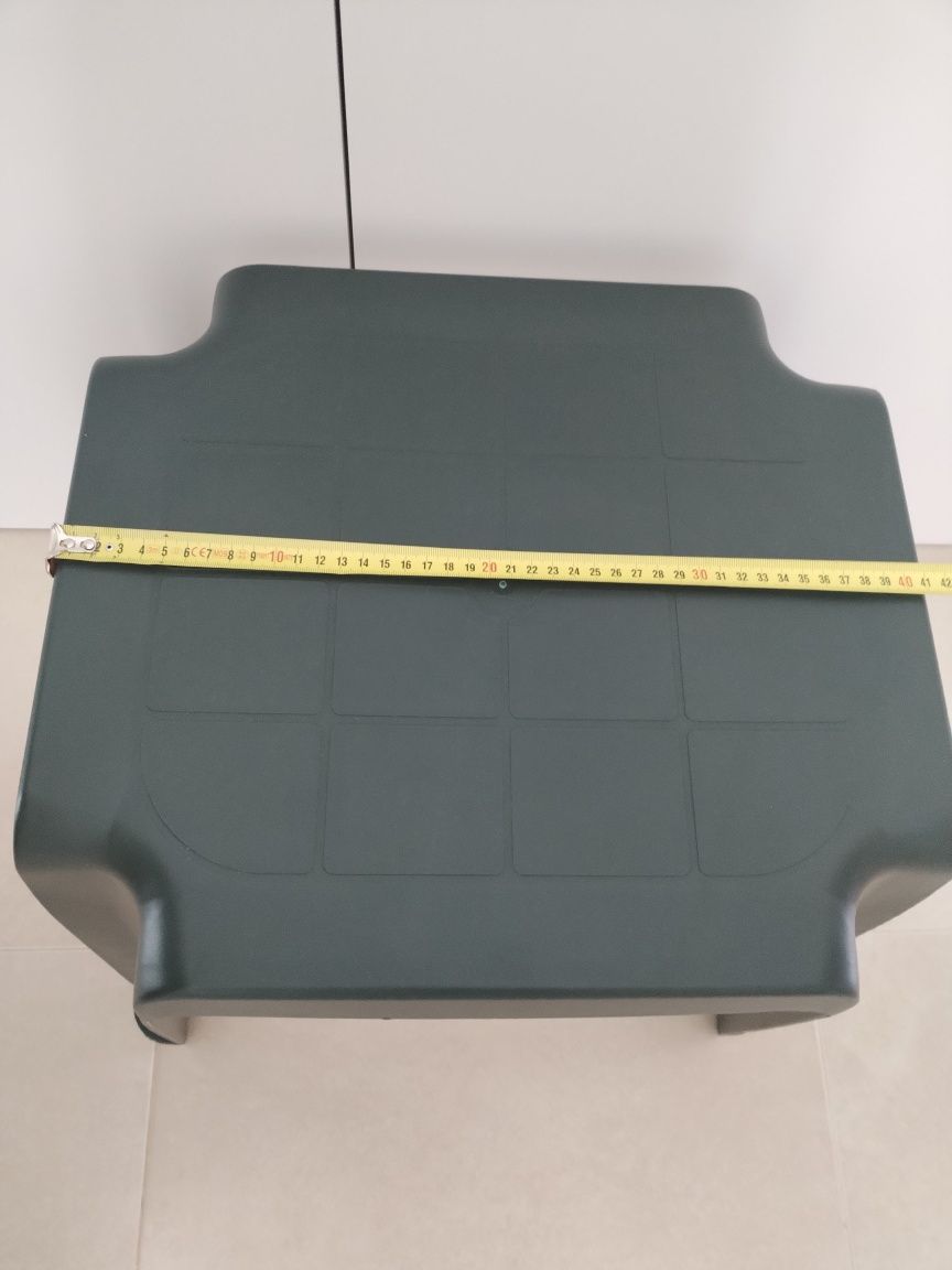 Mesa de apoio em resina verde para exterior