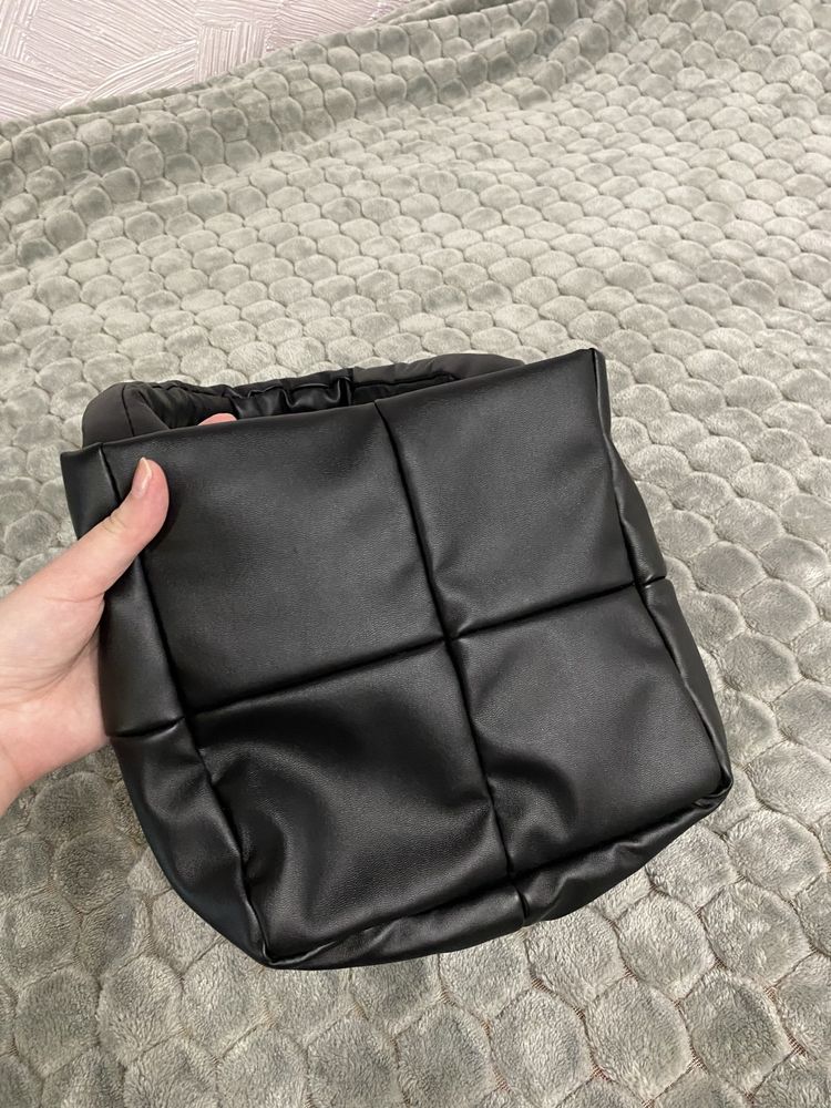 Чорна маленька сумочка