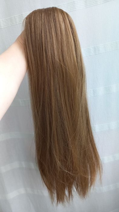 Волосся на трессах русявого кольору